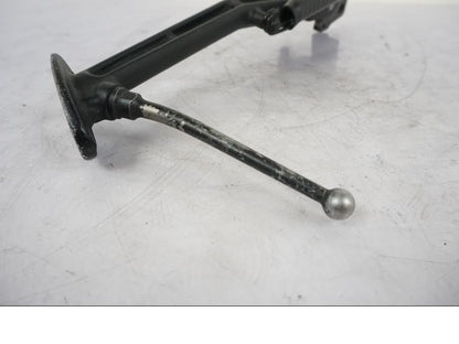 Snett nerifrån på Sidostöd från en KTM 1290 Super Duke -2019 motorcykel.