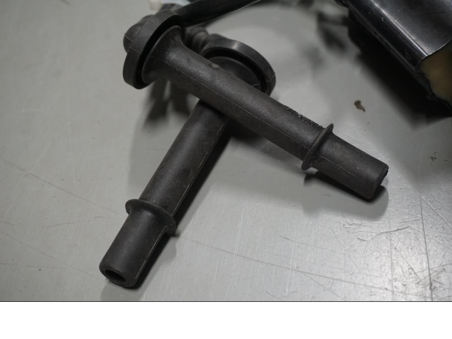 Höger sida på Tändspole från en Honda CBR 1100 XX -2000 motorcykel.