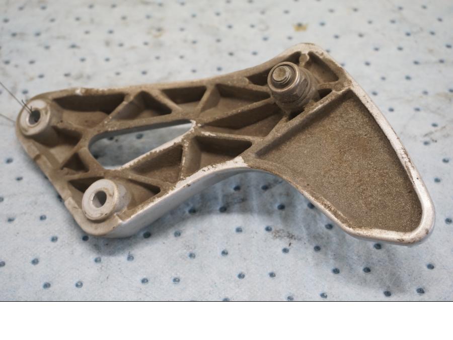 Baksidan på Fotpinnefäste från en BMW F 650 ST -1999 motorcykel.