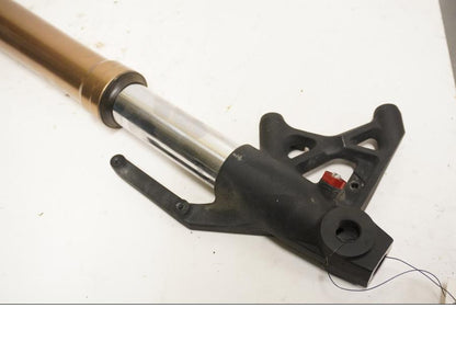 Baksidan på Gaffelben från en Triumph Speed Triple -2011 motorcykel.