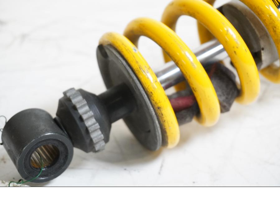 Baksidan på Stötdämpare från en Yamaha YZF R6 -2000 motorcykel.