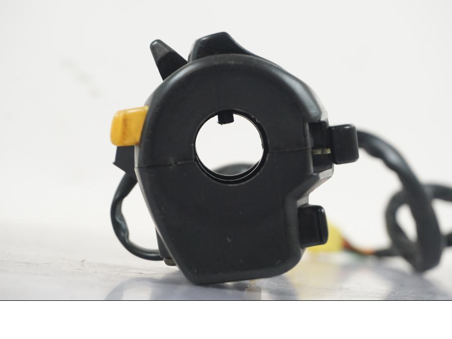 Extrabild3 på Styrelreglage från en Suzuki SV 650 -1999 motorcykel.