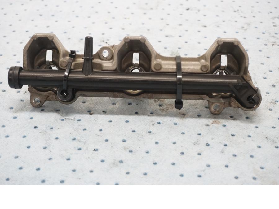 Framsidan på Fuel Rail från en MV Agusta F3 675 -2014 motorcykel.