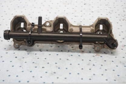 Framsidan på Fuel Rail från en MV Agusta F3 675 -2014 motorcykel.