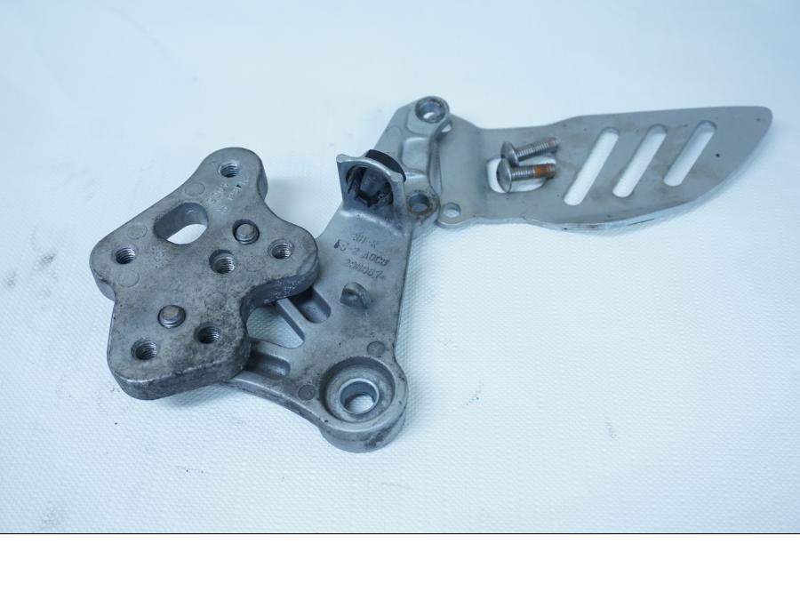 Baksidan på Fotpinnefäste från en Suzuki GSX-R 1000 -2008 motorcykel.