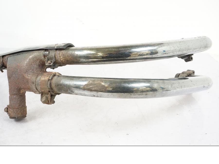 Snett nerifrån på Avgassystem från en Suzuki GSX 550 EF -1985 motorcykel.