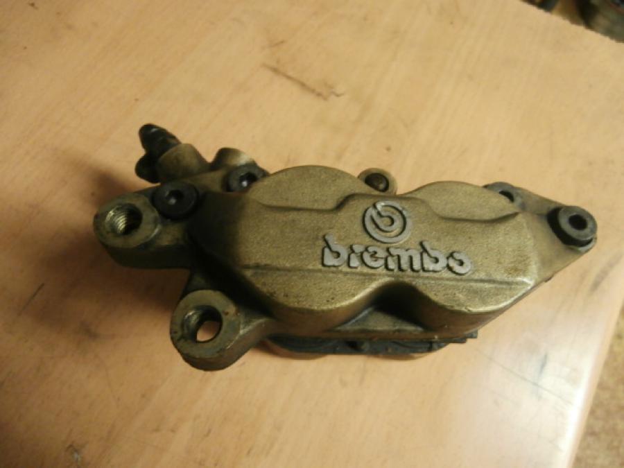 Framsidan på Bromsok från en Ducati Monster 600 -1998 motorcykel.