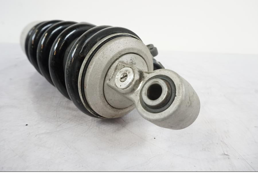 Snett nerifrån på Stötdämpare från en Honda VFR 1200 -2010 motorcykel.