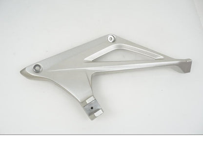 Framsidan på Fotpinnefäste från en BMW R 1250 RT -2022 motorcykel.