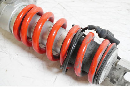 Snett nerifrån på Stötdämpare från en BMW S 1000 RR -2015 motorcykel.