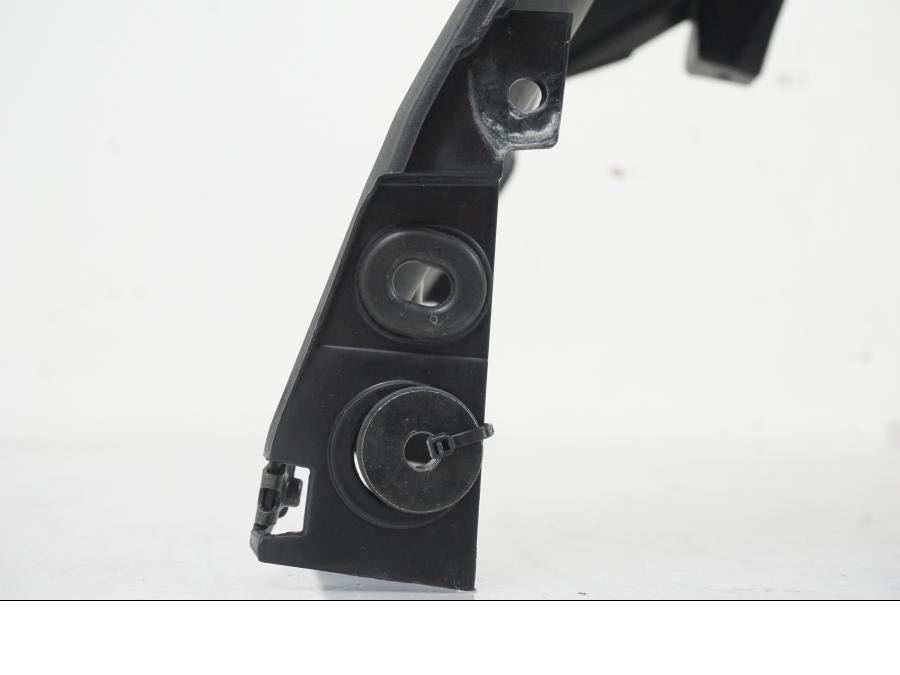 Snett nerifrån på Bensintankskåpa från en Yamaha MT-07 -2019 motorcykel.