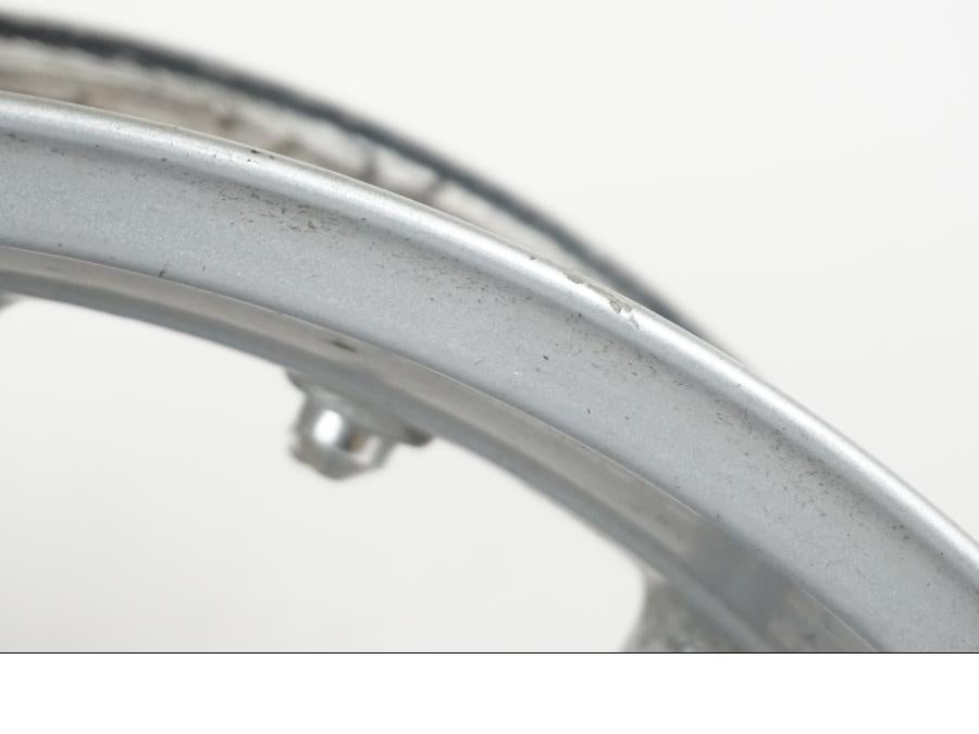 Vänster sida på Fälg från en Triumph Tiger -2009 motorcykel.