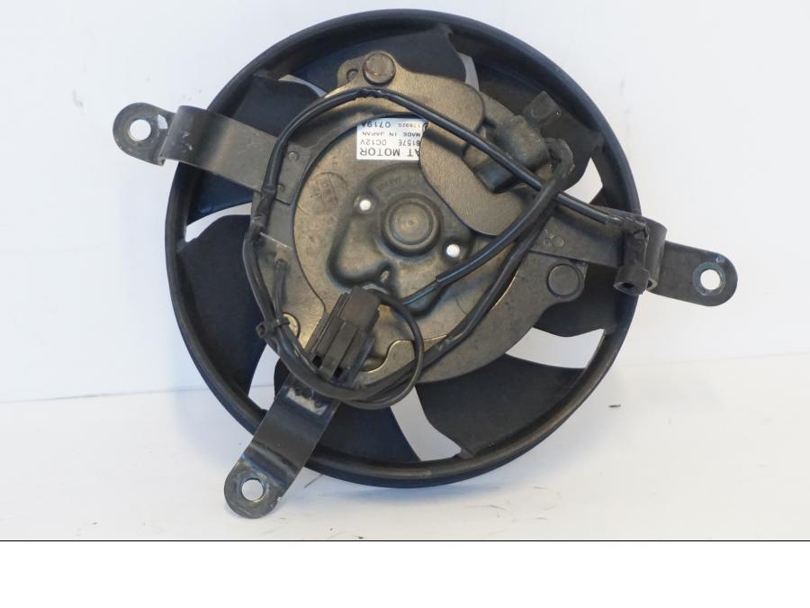 Framsidan på Vattenkylfläkt från en Honda CBR 900 RR -2001 motorcykel.