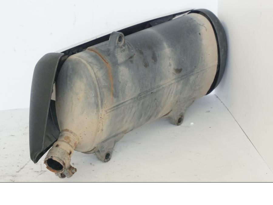 Snett uppifrån på Ljuddämpare från en Honda SH 300 A -2011 scooter.