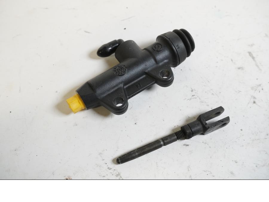 Framsidan på Bromshuvudcylinder från en BMW F 650 CS -2003 motorcykel.