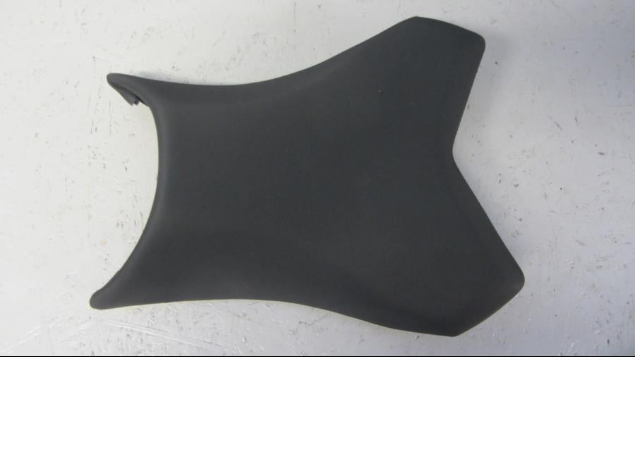 Framsidan på <p>Sadel fram från Kawasaki Z 800 2013.</p>

<p>Seat-assy, Fr, Black (13-16) se bilder.</p> motorcykel.
