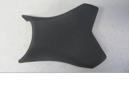 Framsidan på <p>Sadel fram från Kawasaki Z 800 2013.</p>

<p>Seat-assy, Fr, Black (13-16) se bilder.</p> motorcykel.