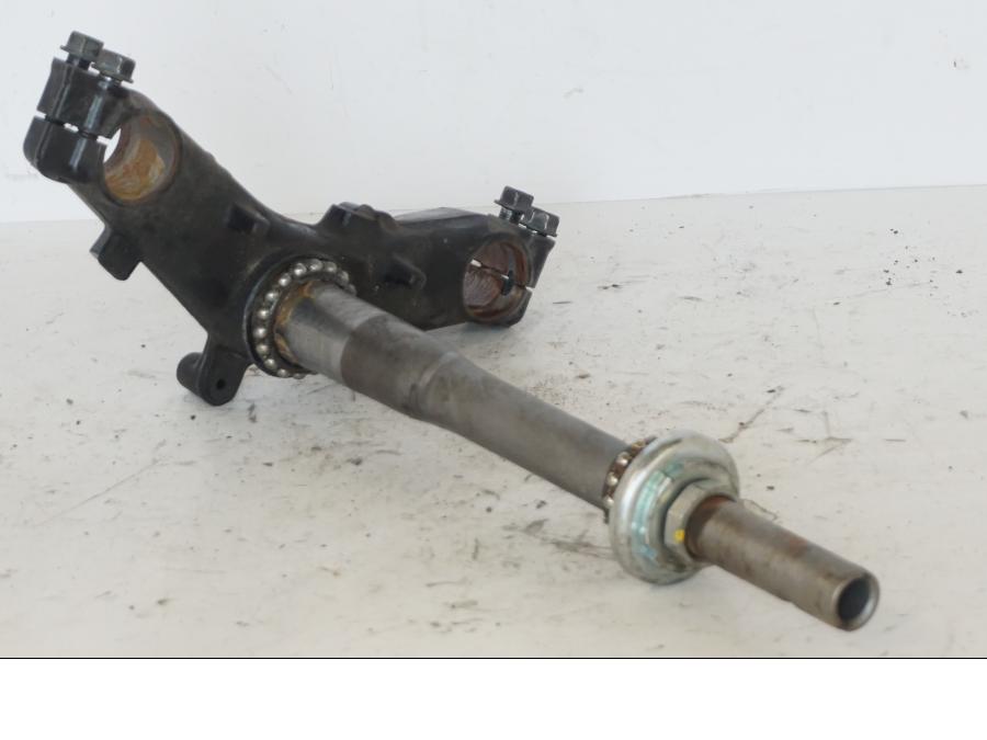 Vänster sida på Gaffelkrona från en Honda SH 300 A -2011 scooter.