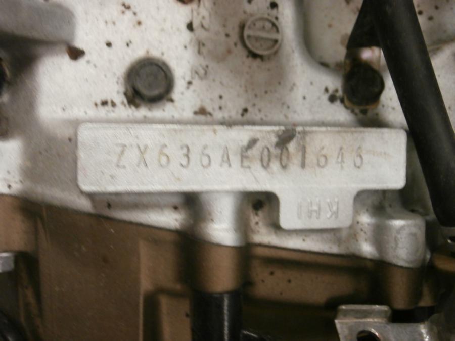 Vänster sida på Motor från en Kawasaki ZX-6R -2002 motorcykel.