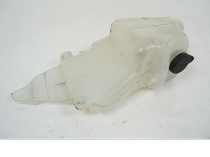 Höger sida på Vattenexpansionskärl från en Kawasaki VN 1500 Mean Streak -2002 motorcykel.