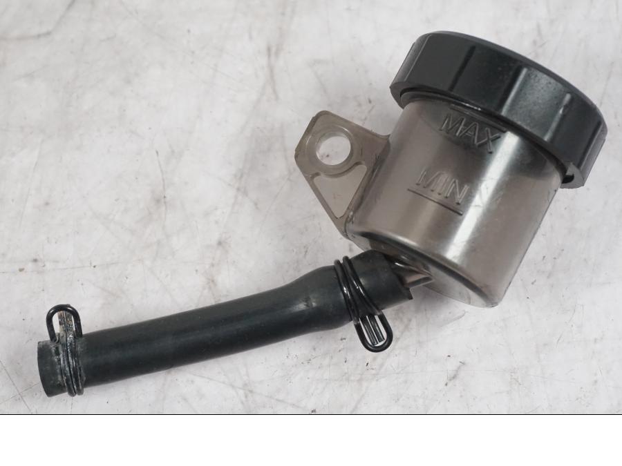 Framsidan på Kopplingsvätskebehållare från en Ducati Multistrada V4 -2024 motorcykel.