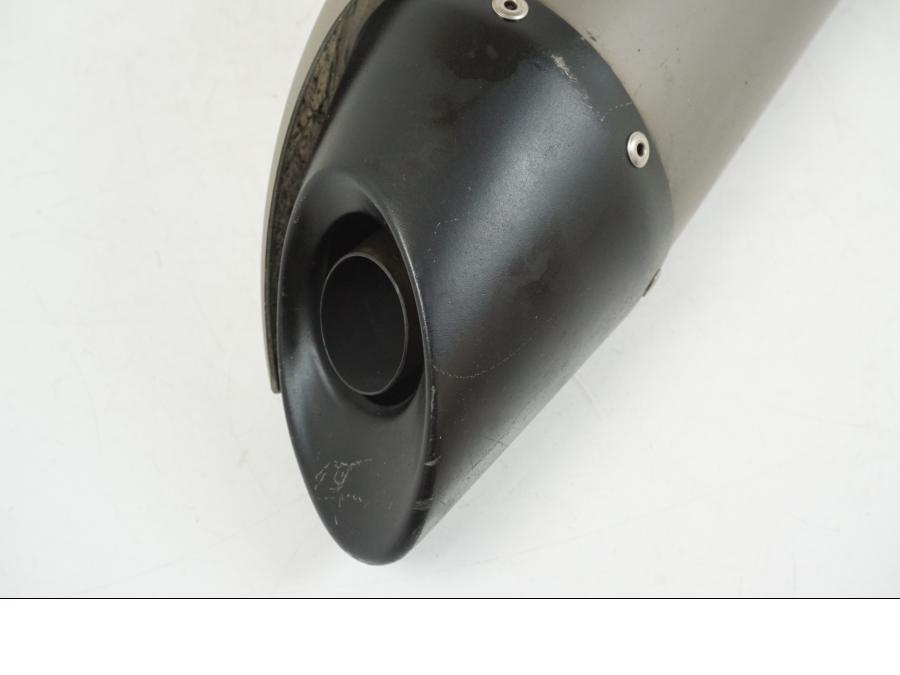 Snett nerifrån på Ljuddämpare från en Yamaha YZF 1000 R1 -2006 motorcykel.