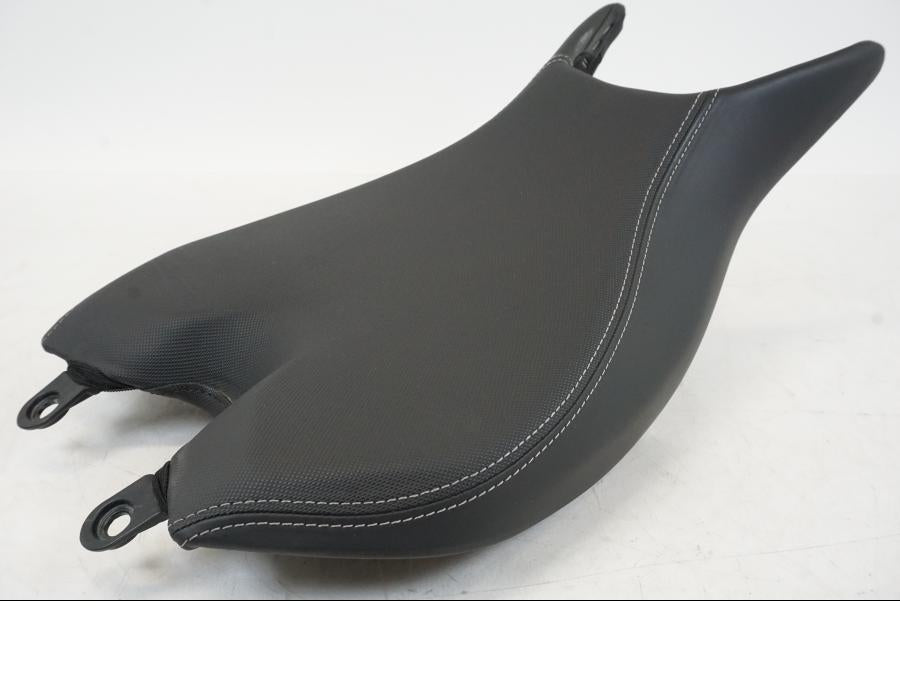 Framsidan på Sadel från en Triumph Speed Triple -2021 motorcykel.