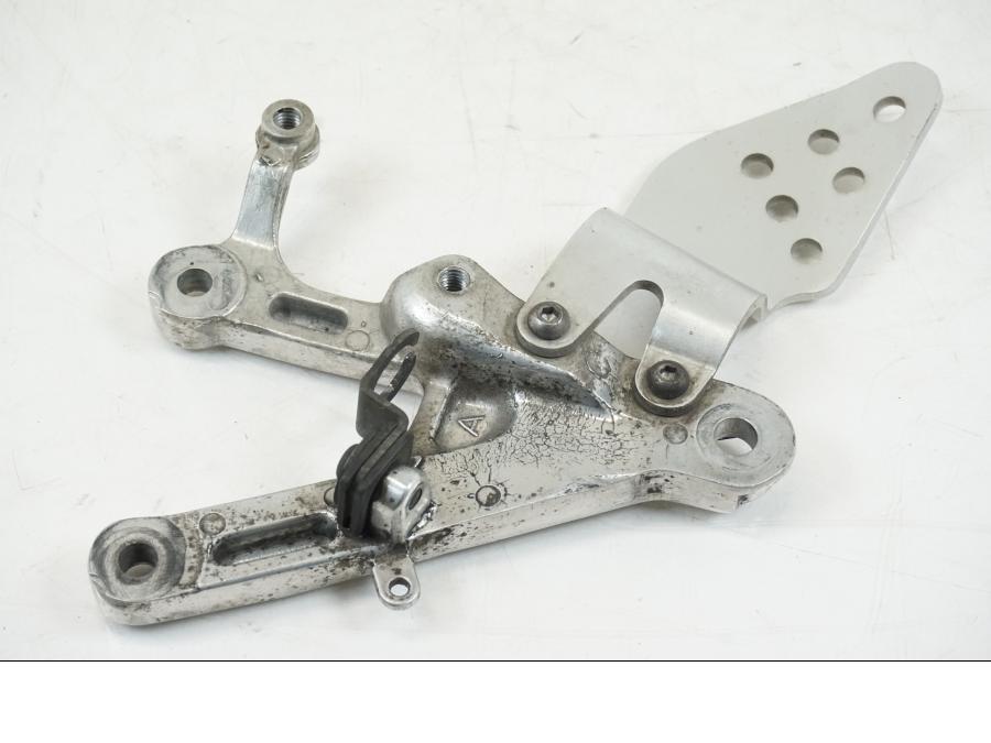 Snett uppifrån på Fotpinnefäste från en Yamaha YZF R6 -1999 motorcykel.