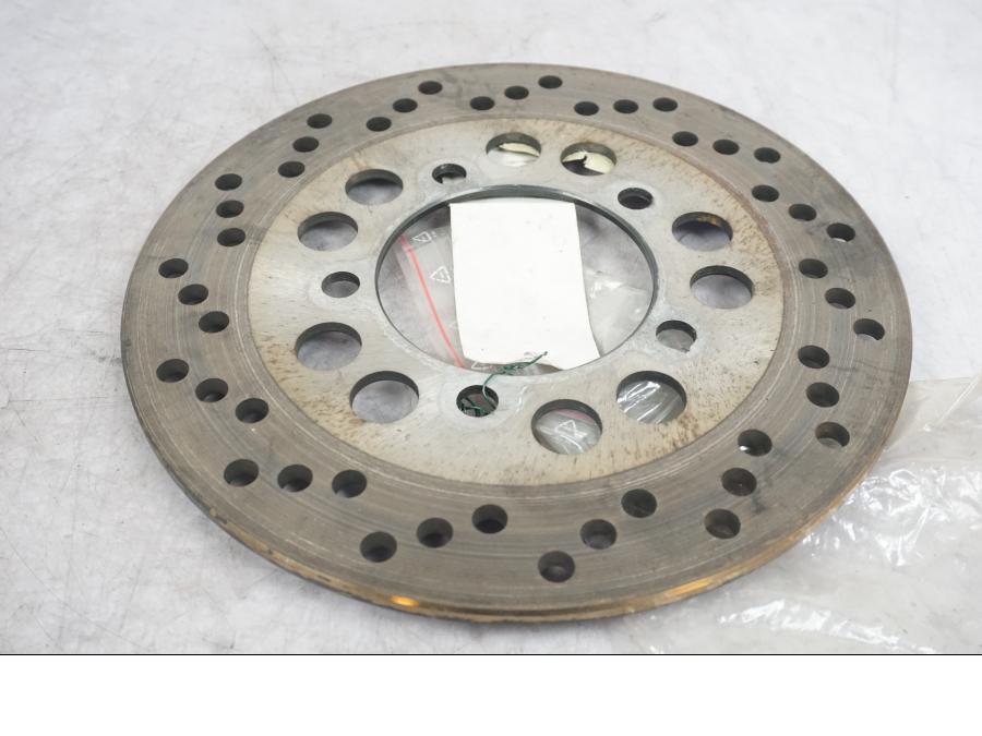 Framsidan på Bromsskiva från en Kawasaki ZX-7R -1998 motorcykel.