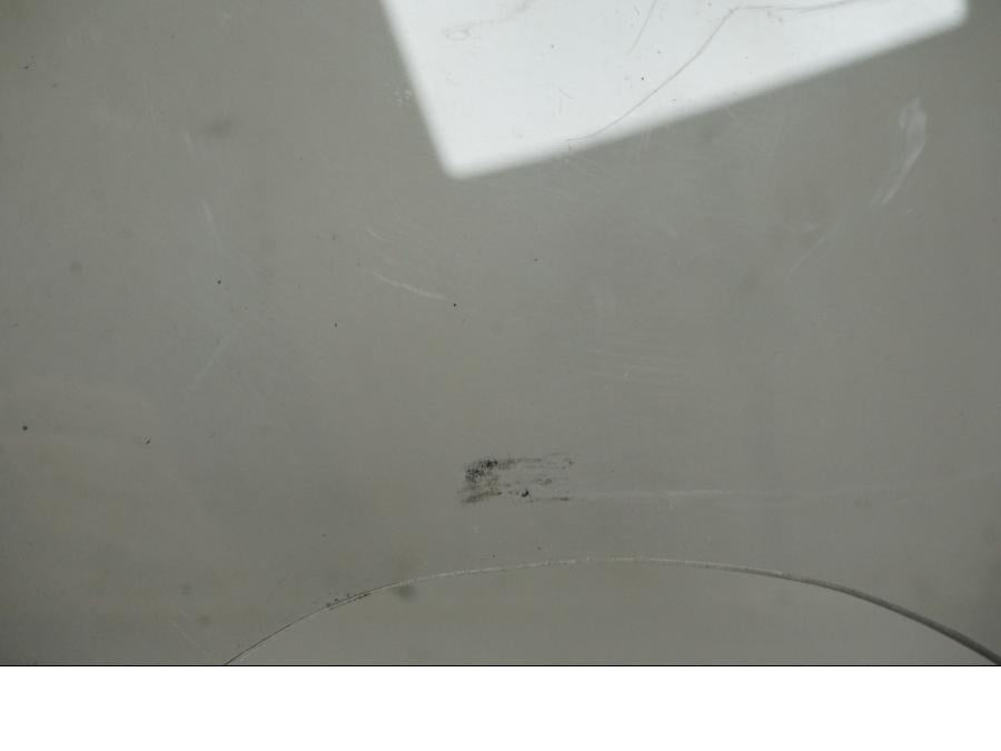 Vänster sida på <p>Vindruta från Suzuki VZ 800 2000.</p>

<p>Fästen finns ej, skrapmärke på kromdetalj se bilder, rutfästena är original men vindrutan är hemmagjord. Ytliga repor finns på rutan se bilder.</p> motorcykel.