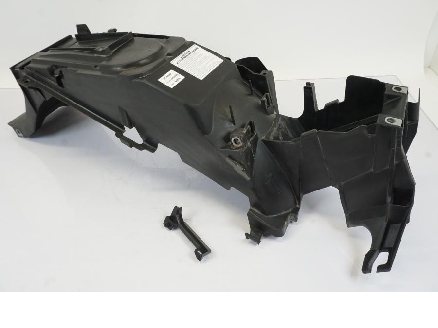 Framsidan på Undertail från en Honda NT 700 -2008 motorcykel.