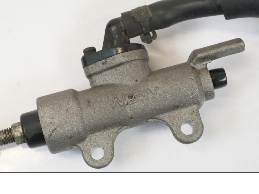 Vänster sida på Bromshuvudcylinder från en Honda NT 700 -2008 motorcykel.
