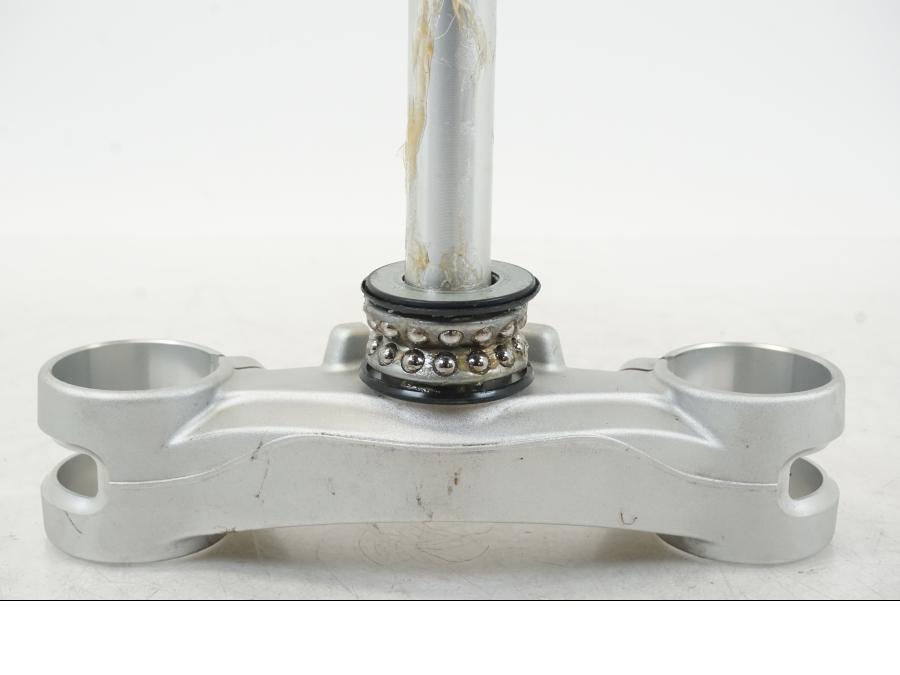 Baksidan på Gaffelkrona från en Triumph Speed Triple -2021 motorcykel.