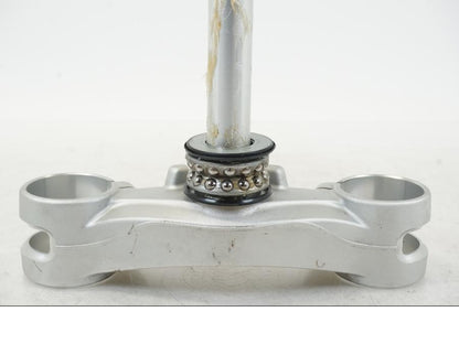 Baksidan på Gaffelkrona från en Triumph Speed Triple -2021 motorcykel.