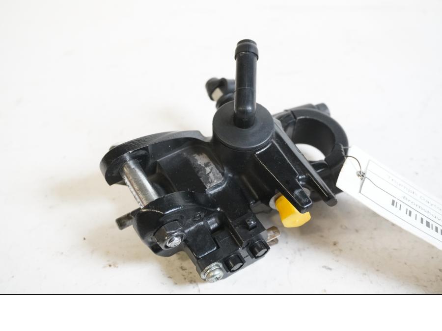 Framsidan på Bromshuvudcylinder från en Triumph Daytona 675 -2011 motorcykel.