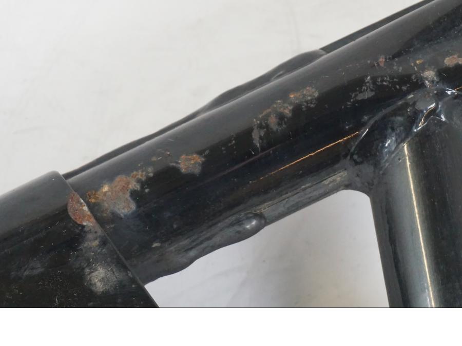 Höger sida på Ljuddämparfäste från en Suzuki VZR 1800 -2009 motorcykel.