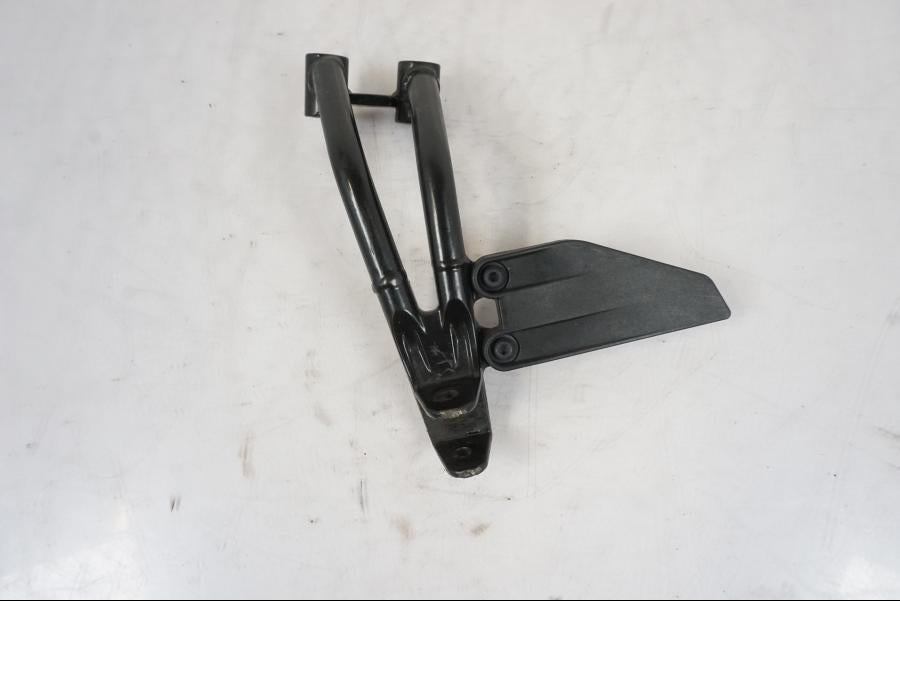 Framsidan på Fotpinnefäste från en KTM 125 Duke -2017 motorcykel.