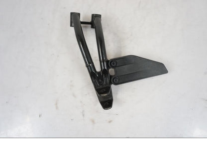 Framsidan på Fotpinnefäste från en KTM 125 Duke -2017 motorcykel.