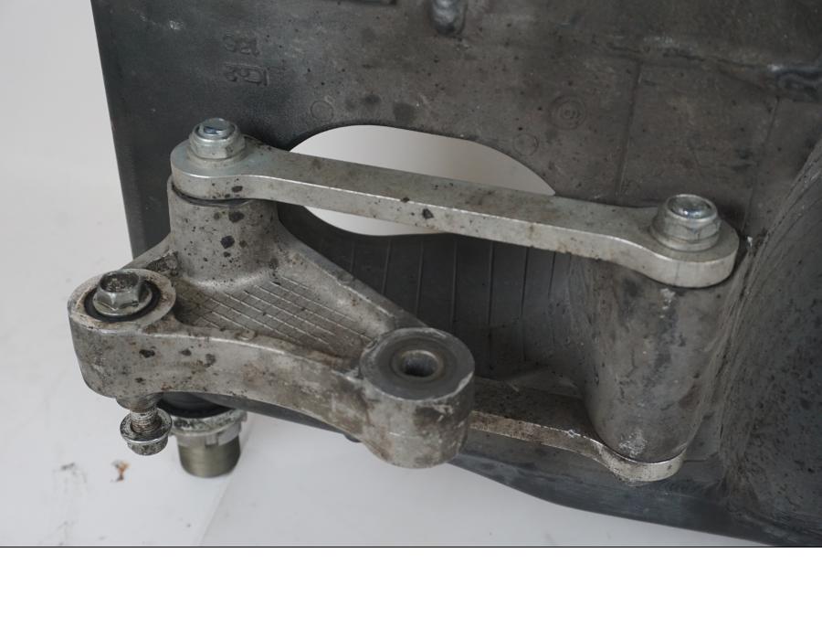 Snett nerifrån på Sving från en Yamaha YZF R6 -2009 motorcykel.