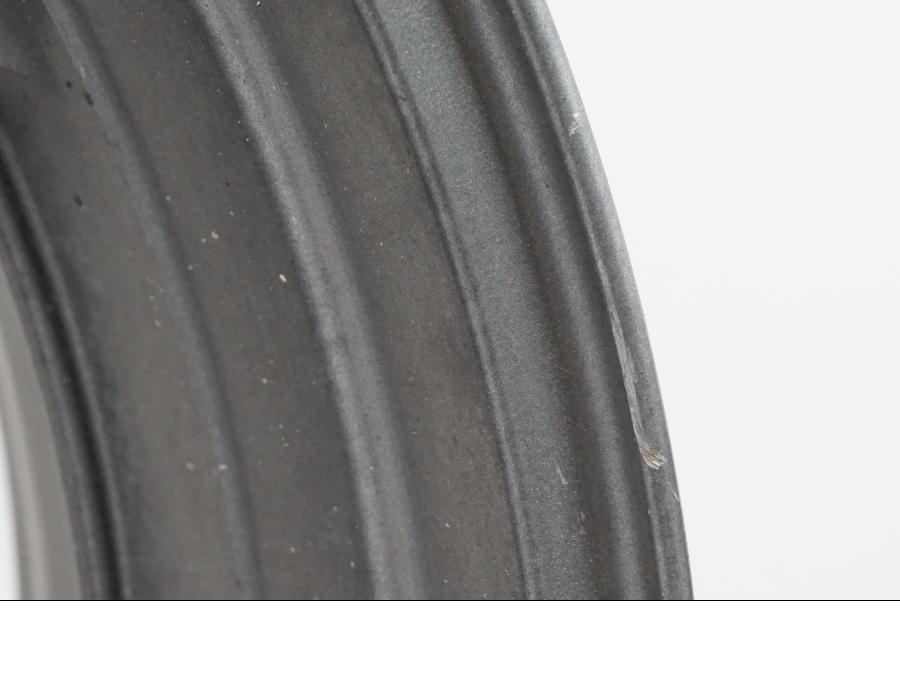 Snett nerifrån på Fälg från en Kawasaki ZX-6R -2006 motorcykel.