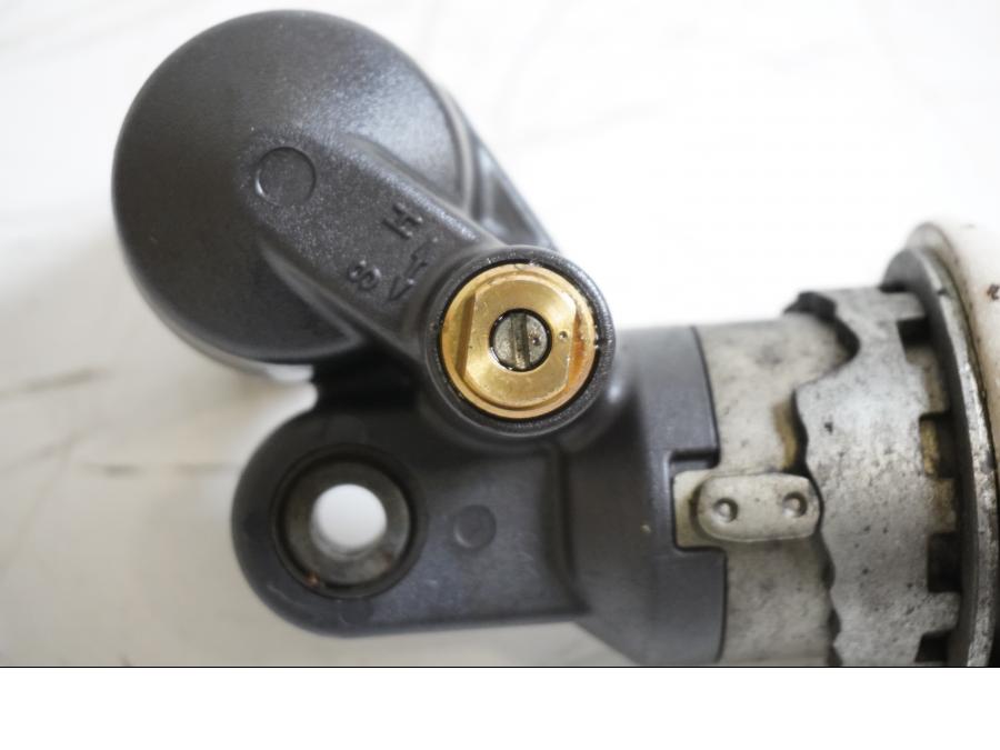 Vänster sida på Stötdämpare från en Honda CBR 900 RR -2000 motorcykel.