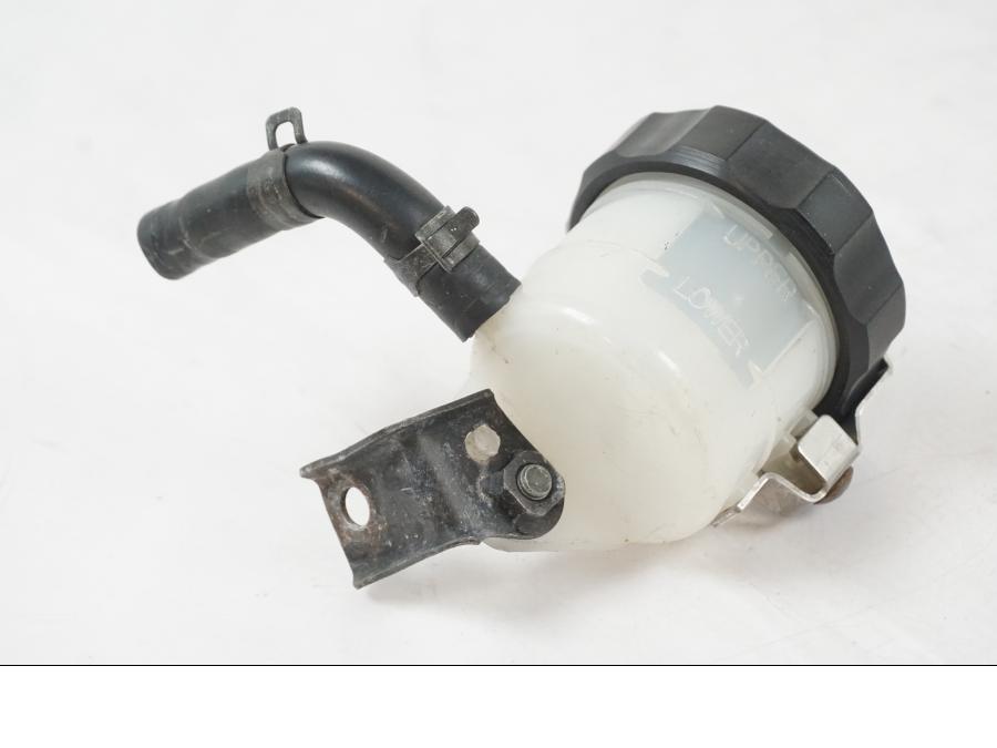 Höger sida på Bromsvätskebehållare från en Suzuki SV 650 S -2005 motorcykel.