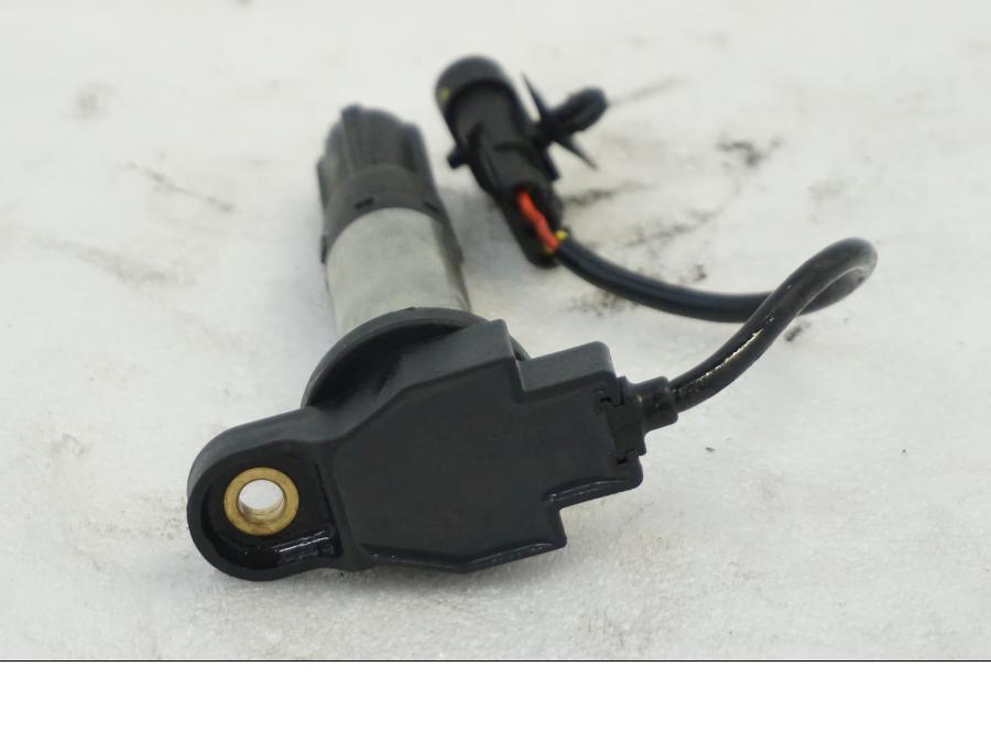 Baksidan på Tändspole från en Aprilia RSV 1000 -2010 motorcykel.