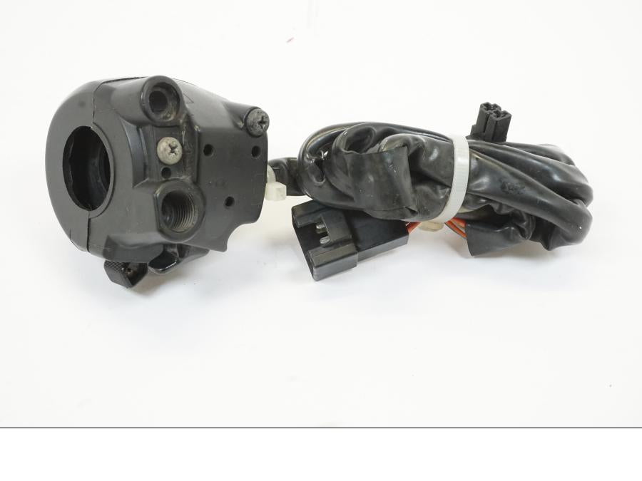 Snett uppifrån på Styrelreglage från en Suzuki GSX-R 600 -2001 motorcykel.