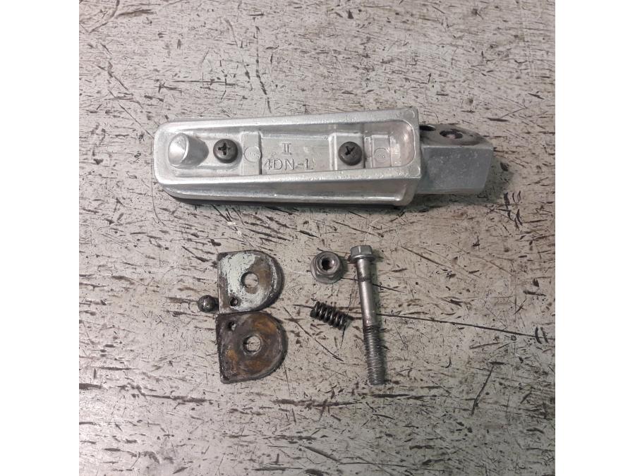 Baksidan på Fotpinne från en Yamaha FZ-S 600 -2000 motorcykel.