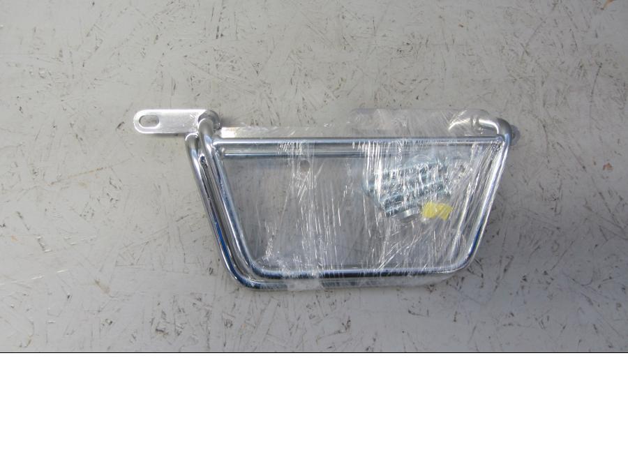 Framsidan på Sidoväskhållare från en Honda VT 750 -1999 motorcykel.