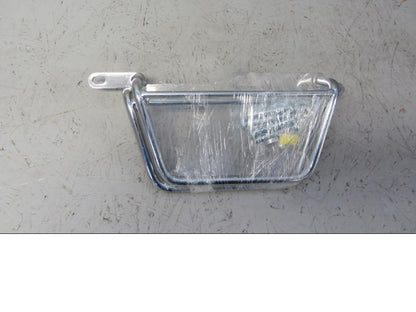 Framsidan på Sidoväskhållare från en Honda VT 750 -1999 motorcykel.