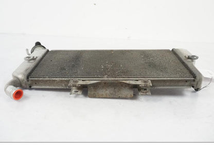 Baksidan på Vattenkyl från en Kawasaki ER-6F -2010 motorcykel.