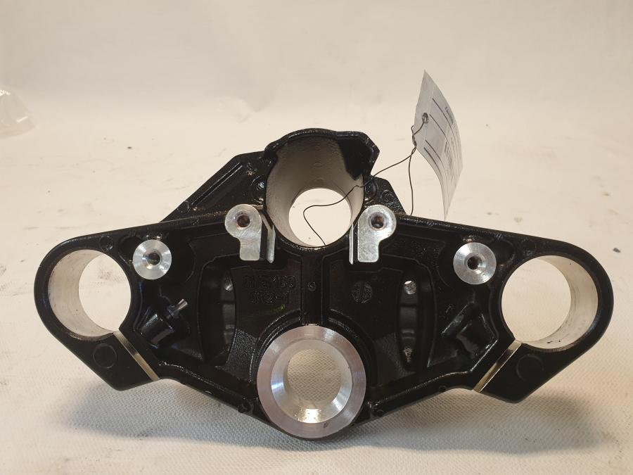 Snett uppifrån på Gaffelkrona från en Kawasaki Z 125 -2019 motorcykel.