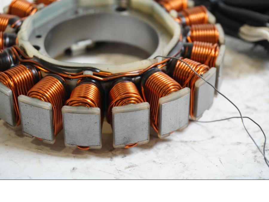 Baksidan på Generator från en Yamaha MT-07 -2014 motorcykel.